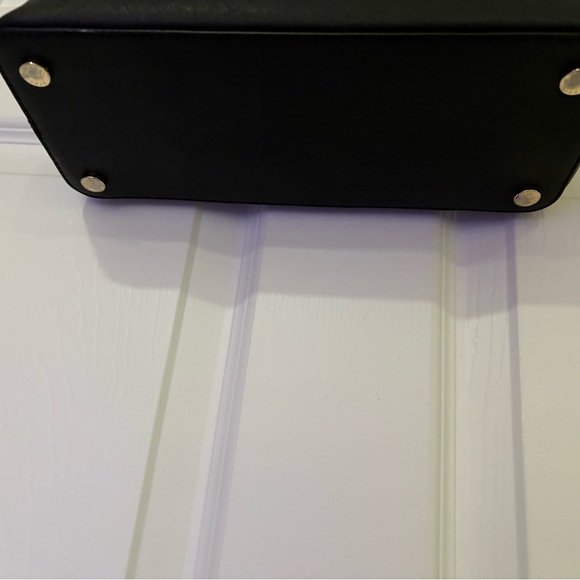 EUC Michael Kors Selma Medium
Satchel in Saffiano Leather Handbag Black - Picture 8 of 14